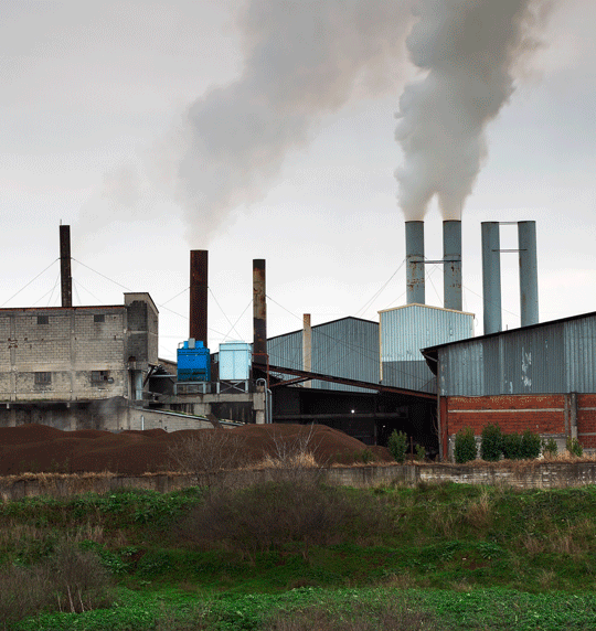 fábrica realizando emisiones contaminantes a la atmósfera