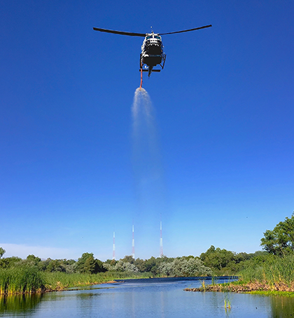 helicóptero recarga el tanque de agua