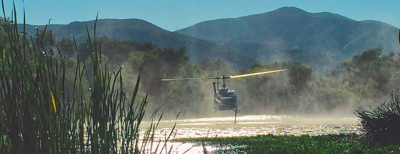 helicóptero desciende para recargar el depósito de carga de agua
