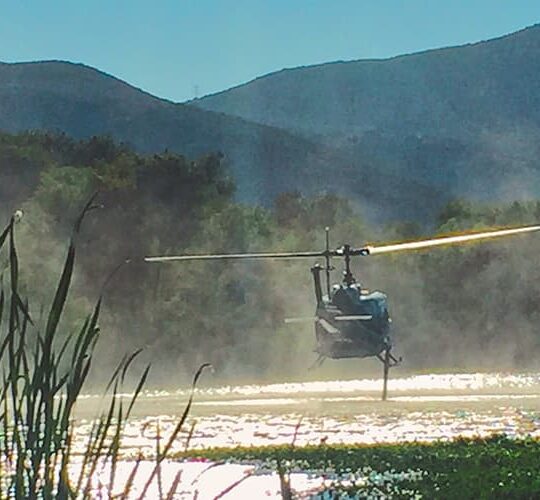 helicóptero desciende para recargar el depósito de carga de agua